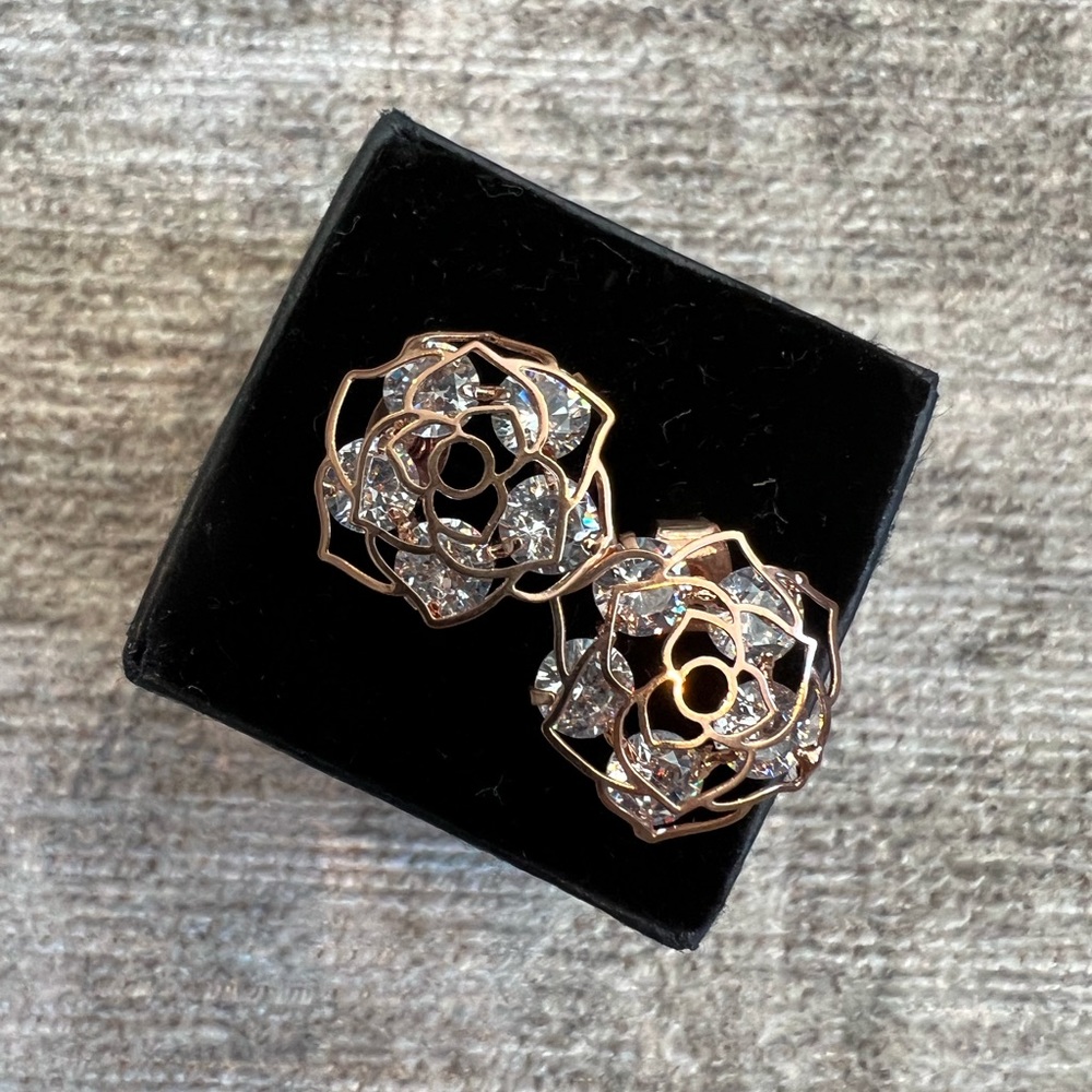 💥3 for $18💥 roses earrings
